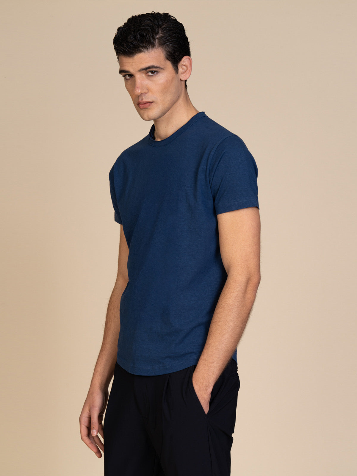 T-Shirt collo taglio vivo|Colore:Blu