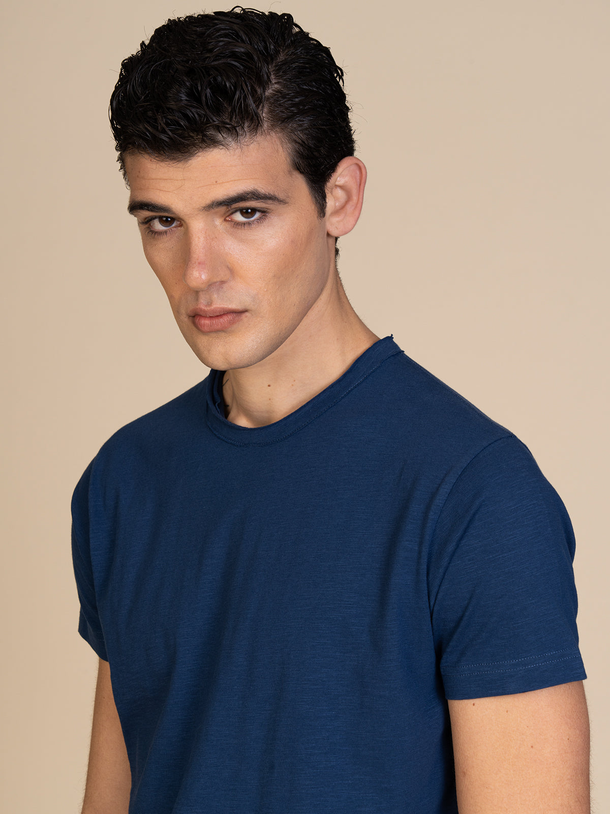 T-Shirt collo taglio vivo|Colore:Blu