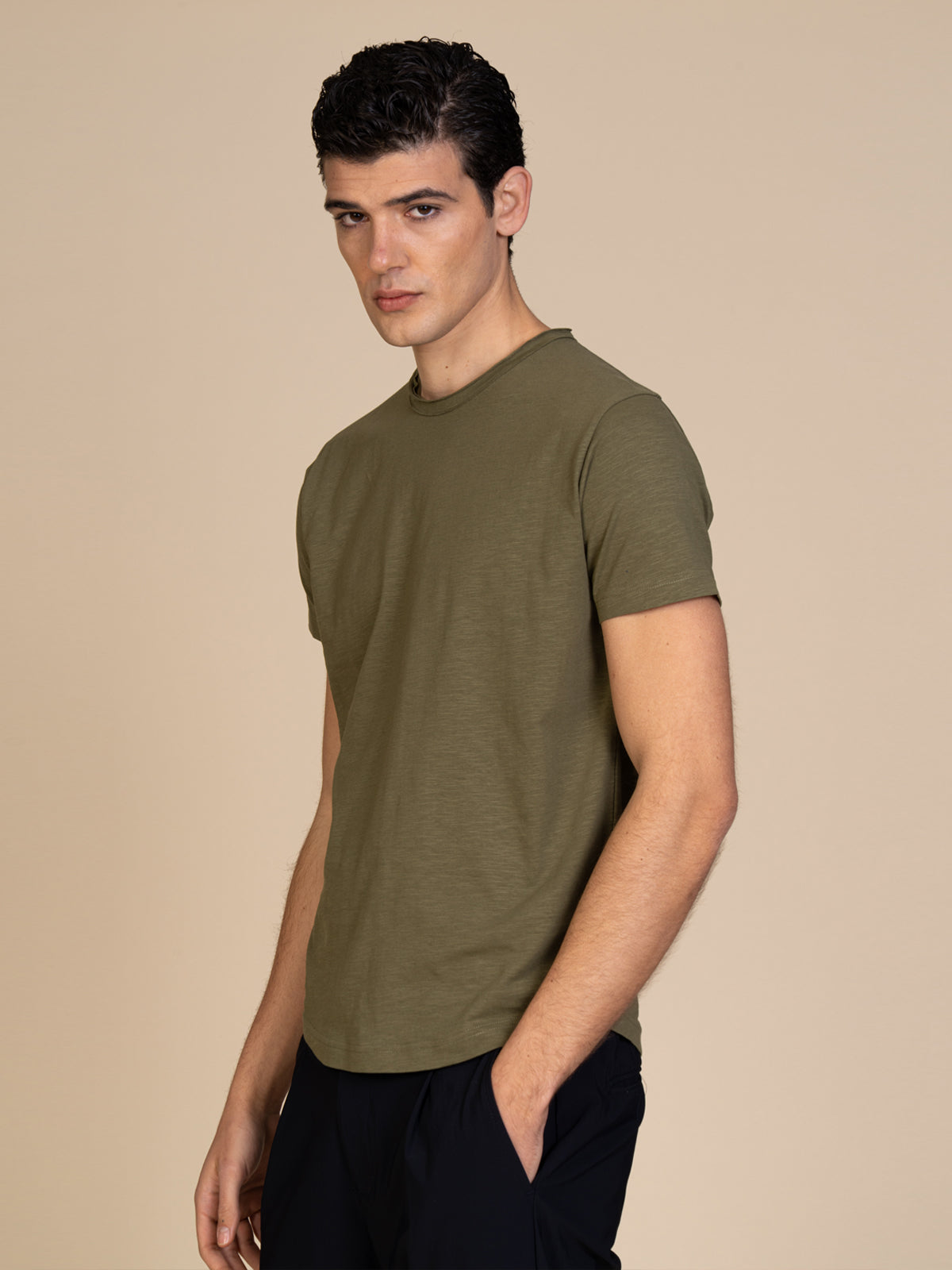 T-Shirt collo taglio vivo|Colore:Verde militare