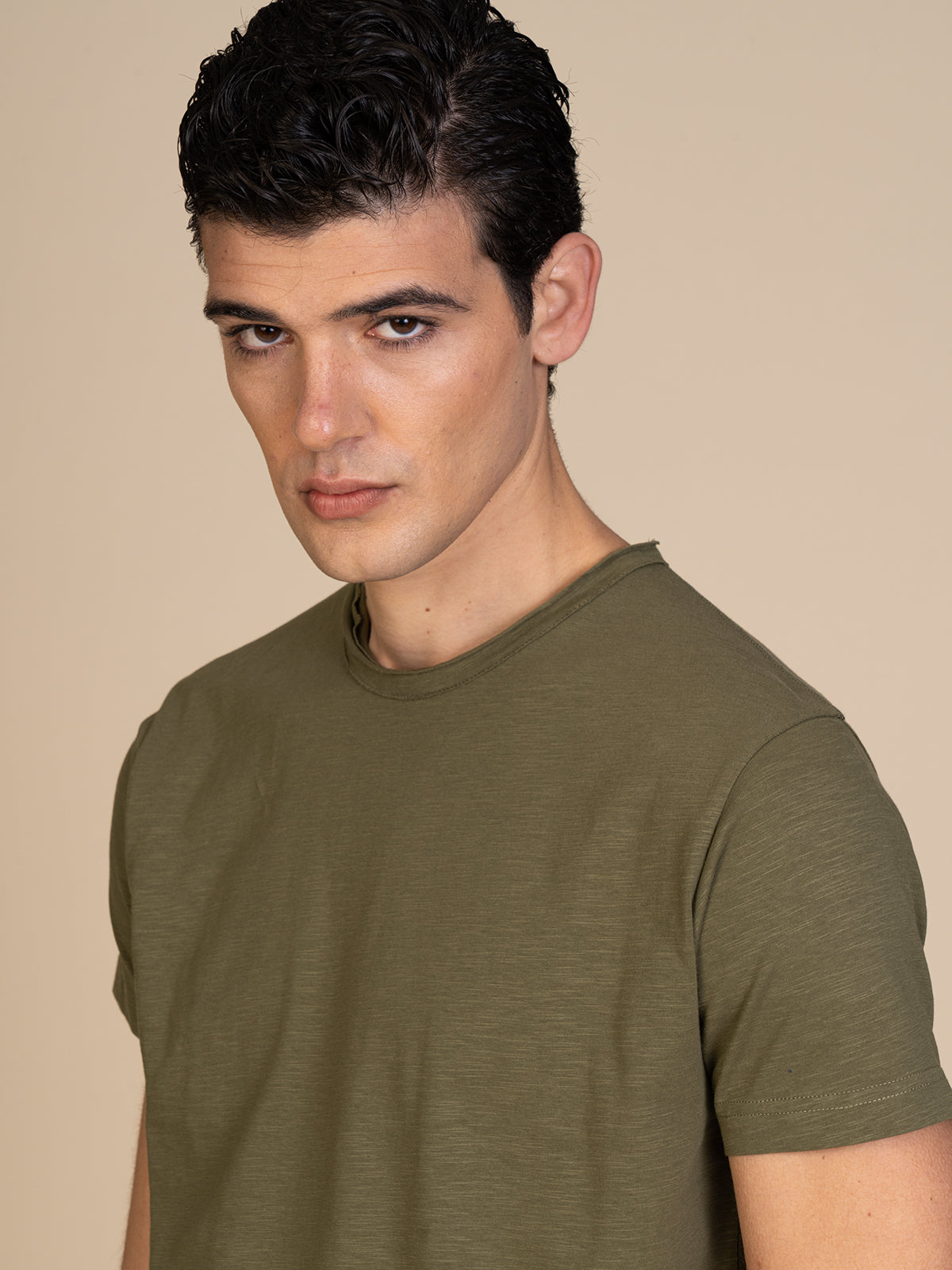 T-Shirt collo taglio vivo|Colore:Verde militare