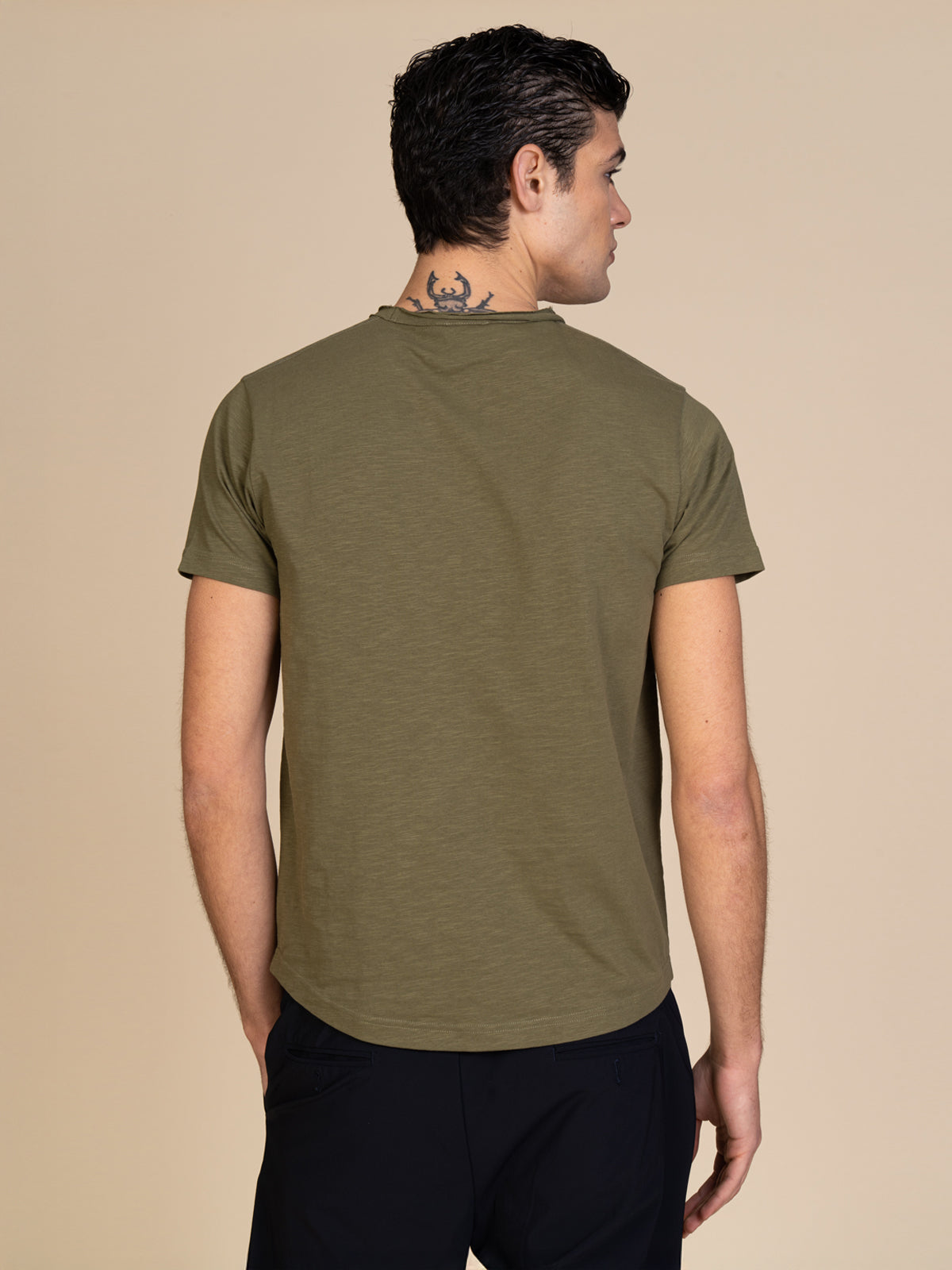 T-Shirt collo taglio vivo|Colore:Verde militare